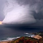 Ураган надвигается на пляж Эра недалеко от Сиднея….