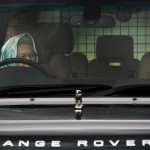 Королева Англии Елизавета II за рулем Range Rover…