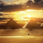 Рассвет над пирамидами в Гизе, Египет.