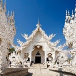 Буддистский храм Ват Ронг Кхун (Wat Rong Khun) на севере Таиланда……