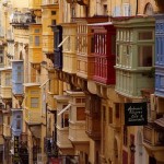 Цветные балконы на улице Валлетты, Мальта…