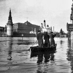 На лодке по Красной Площади. Самое большое наводнение за всю историю Москвы. Апрель 1908 г…….