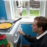 Мало кто знает, что Медведев на выходных подрабатывает шеф-поваром у Путина на даче…….