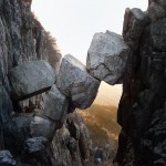 Бессмертный мост в горах Таи. При падение камни чудесным образом зажались между скал…….