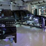 Салон «Land Rover» в Лондоне…
