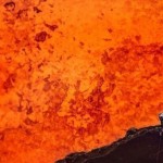 Джеф Макли стал первым человеком, приблизившимся к жерлу вулкана. Надев специальный термокостюм, он …