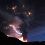 Молнии сверкают над чилийским вулканом Пуйеуэ….