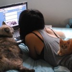 Кот следит за тем, чтобы шлюха нормально вела себя в интернете…….