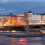 Набережная реки Влтавы и знаменитый «Танцующий» дом, Прага, Чехия……
