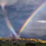 Красивое фото торнадо высасывает радугу….