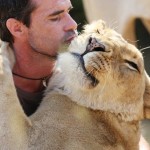 Зоолог Кевин Ричардсон, также известный как “заклинатель зверей”, уже больше 10 лет работает с таким…