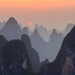 Закат с вершины горы Lao Zhai на берегу реки Ли в Гуанси-Чжуанском автономном районе, Китай….