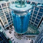 AquaDom — крупнейший в мире цилиндрический аквариум украшает интерьер отеля Radisson Blu, расположен…