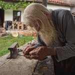 98-летний нищий, дедушка Добри из болгарской деревни Баилово, одетый в домотканные одежды и древние …
