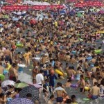 Так выглядят пляжи в Китае, в стране с населением свыше 1,3 млрд человек, когда на улице тридцать с …