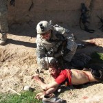 Еще один пример величия США. Солдат помогает встать упавшему человеку…….