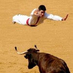 На фото: eврей-летун, укравший у быка левое яичко, пытается покинуть место преступления…….