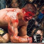 Один из боев UFC закончился так и не начавшись: боец сильно расстроился из-за брошенного в него из т…