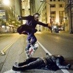 Джокер поспорил с Бэтманом, что сможет перепрыгнуть его на скейтборде