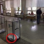 На украинских избирательных участках чудо: бросаемые в урны бюллетени сами падают аккуратно в стопку