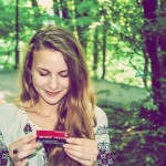 Украинская проститутка оценивает дизайн своей свеженапечатанной визитки