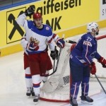 Срочные новости! Оказалось, что за российскую команду в хоккее играет карлик невидимка! (Он виден нам слева)