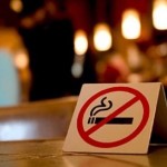 С 1 июня запрещается курить во всех людных местах, в том числе барах и ресторанах