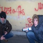 Фанаты одной известной рок-группы разрисовывают стены в знак своей преданности