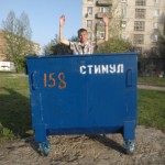 Житель Донецка показывает, где именно он хранит свой стимул борьбы за свой город