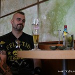 Максим Максирцевич любит пить апельсиновый сок, а тем более из высоких бокалов