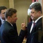 Алексей Миллер поднятым вверх пальцем показывает Петру Порошенко, что цена на газ в этом году поднимется