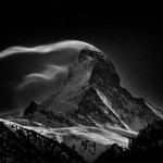 Гора Маттерхорн высотой 4478 метров при свете полной Луны