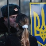 Пара каких-то идиотов целуют друг друга, вместо того чтобы целовать герб Украины