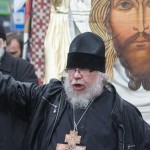 Патриарх Кирилл говорит молодежи собравшейся на «Русском марше»