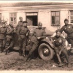 Бойцы советской хунты напротив дома твоей прамамки.