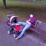 Коляска с маленьким ребенком скатывалась вниз по склону в парке