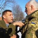 Глава ДНР одним пальцем проткнул грудь украинскому военному