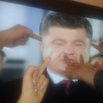 Из-за резкого изменения атмосферы лицо Петра Порошенко стало разваливаться на кусочки