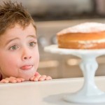 Как ты думаешь мальчик смог устоять перед пироженым
