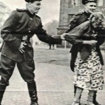 Советский солдат хочет показать свое ранение немецкой медсестре
