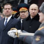 Владимир Путин и Дмитрий Медведев наблюдают за тем, как российский солдат делает харакири
