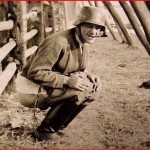 Немецкий солдат закладывает мину