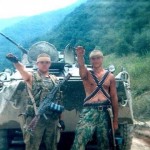 Российские военные показывают своими поднятыми вверх руками, какие в Чечне высокие горы