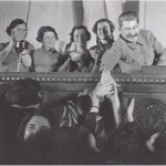 Сталин заставляет невинных женщин массажировать его руку, потому что она устала после массовых расстрелов