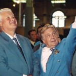 Аллен Одеколон показывает Борису Ельцину на какой полке спрятана заначка