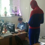Прокурор Крыма Няш-Мяш обсуждает с человеком-пауком планы по борьбе с преступностью