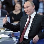 Владимир Путин сует под стол невидимую Кабаеву