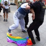 Православный активист дерется  с полицейским за право обладать этим великим флагом