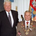 Борис Ельцин награждает отца Вити АК за талантливого сына