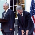 Борис Ельцин рассказывает Биллу Клинтону на какие выплаты живут и питаются бюджетники в России